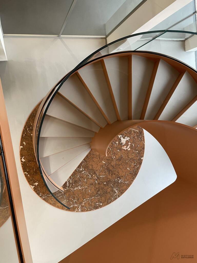 Betonlook trap in hal door Motion gietvloer