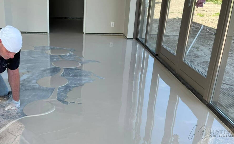 Gietvloer aanbrengen in woonkamer