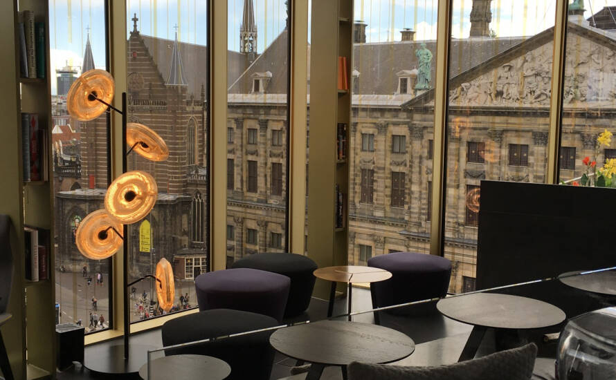 Motion gietvloer in W Hotel Amsterdam bij lounge met uitzicht