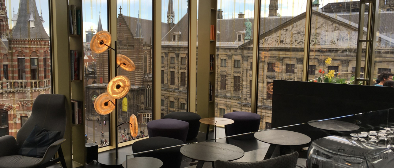 Motion gietvloer in W Hotel Amsterdam bij lounge met uitzicht