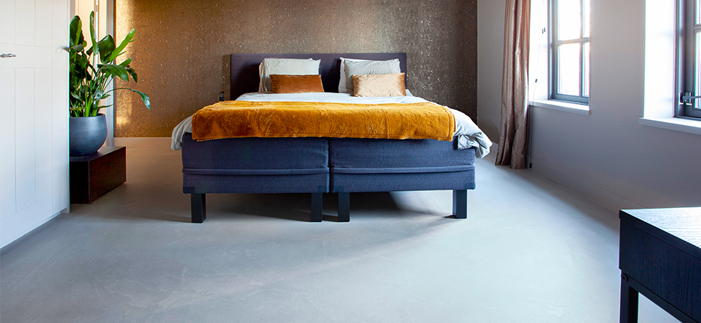 Gietvloer slaapkamer | Motion Concrete Quartz Woonbeton