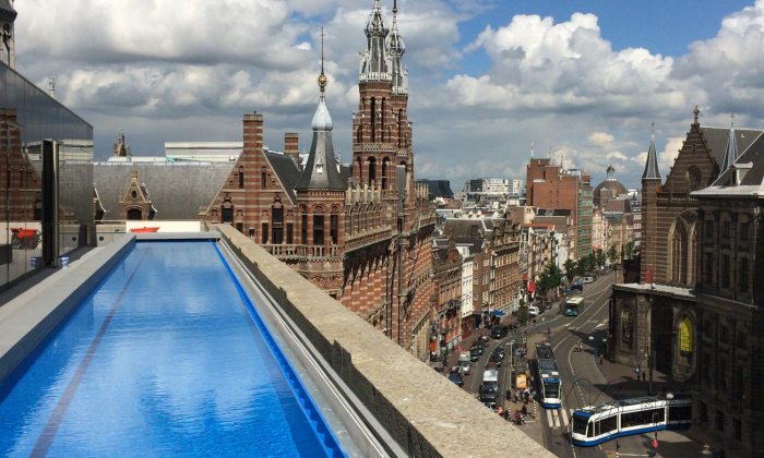 W Hotel zwembad met uitzicht over Amsterdam