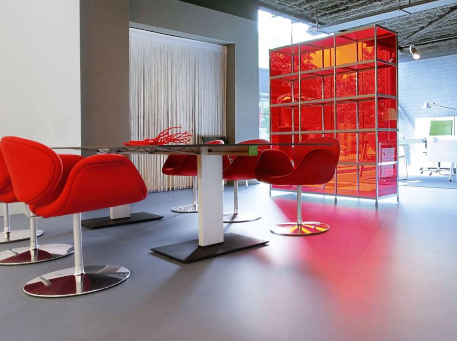 Gietvloer met rode stoelen
