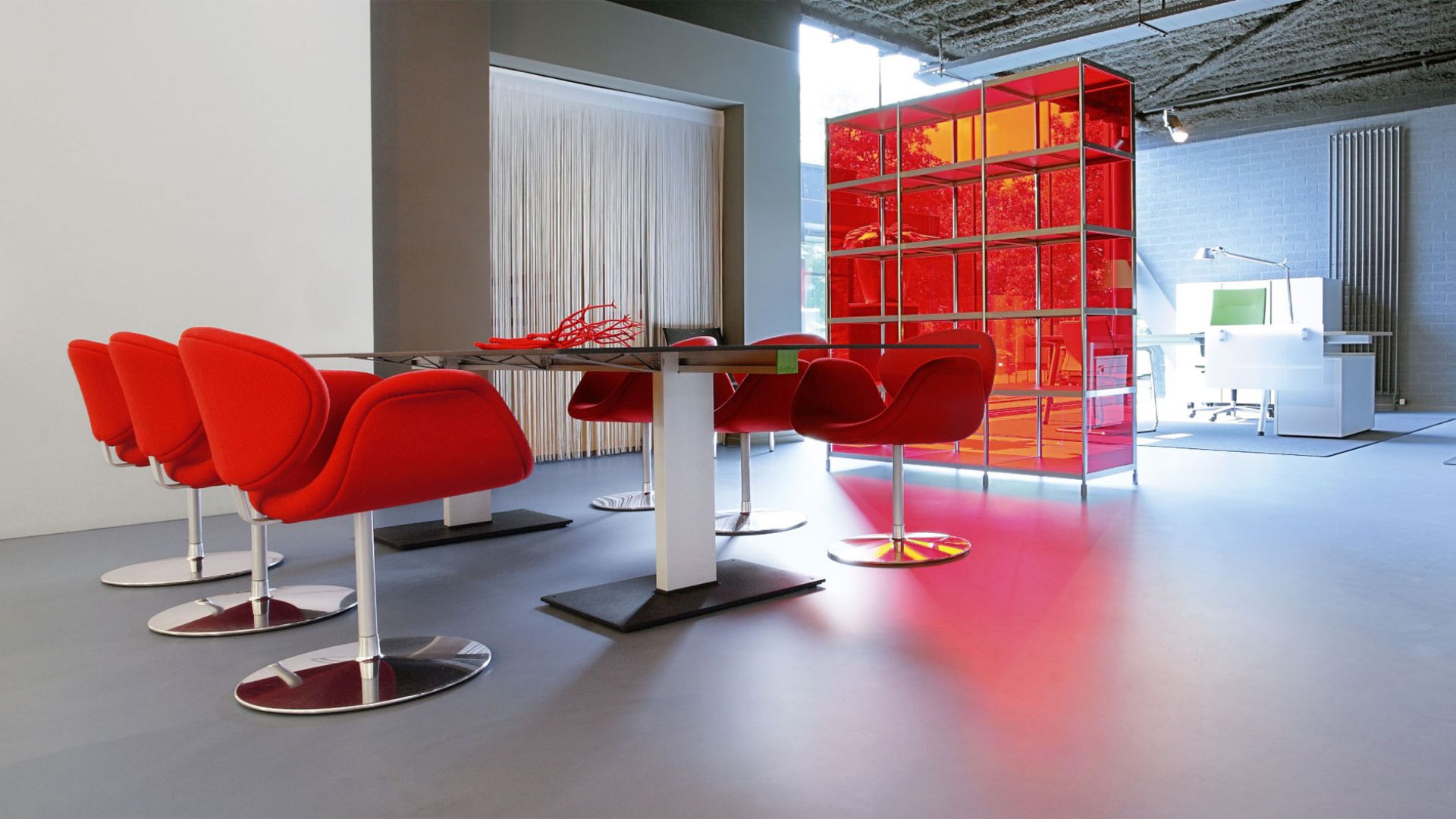Gietvloer met rode stoelen