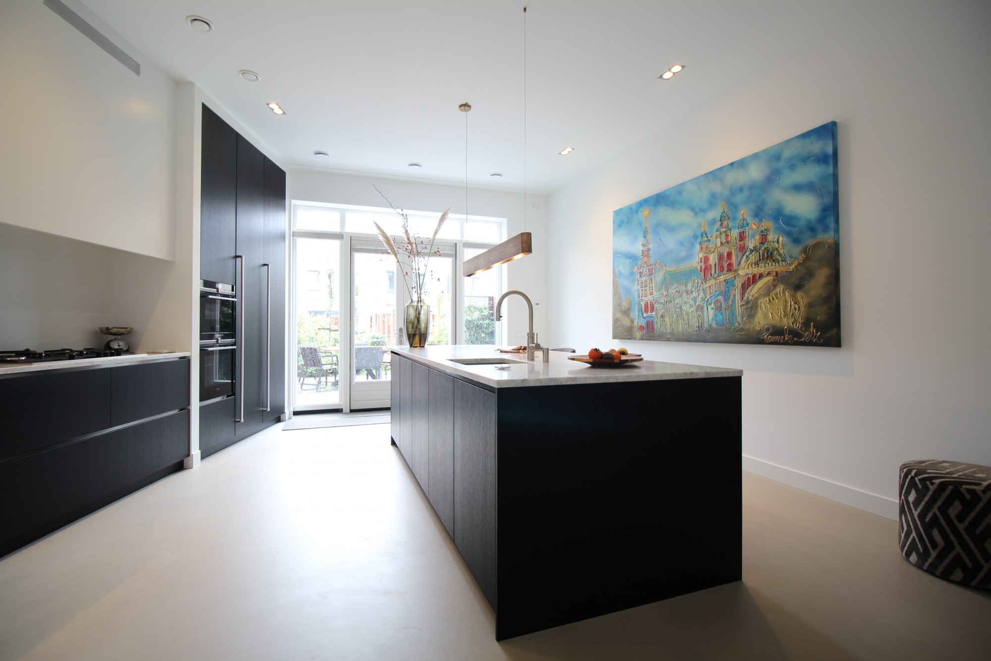 Gietvloer in moderne keuken van Motion Gietvloeren