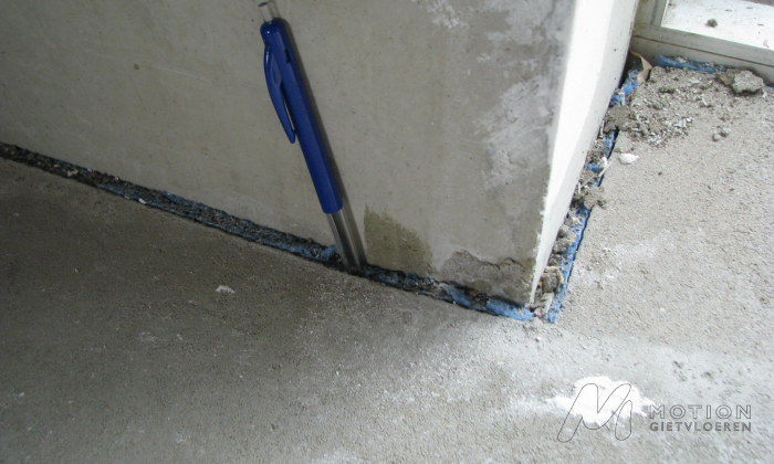 randstrook_bij_zandcement_dekvloer_(1)_700x420