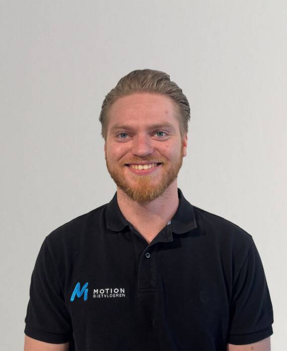 Nils lachend op de foto