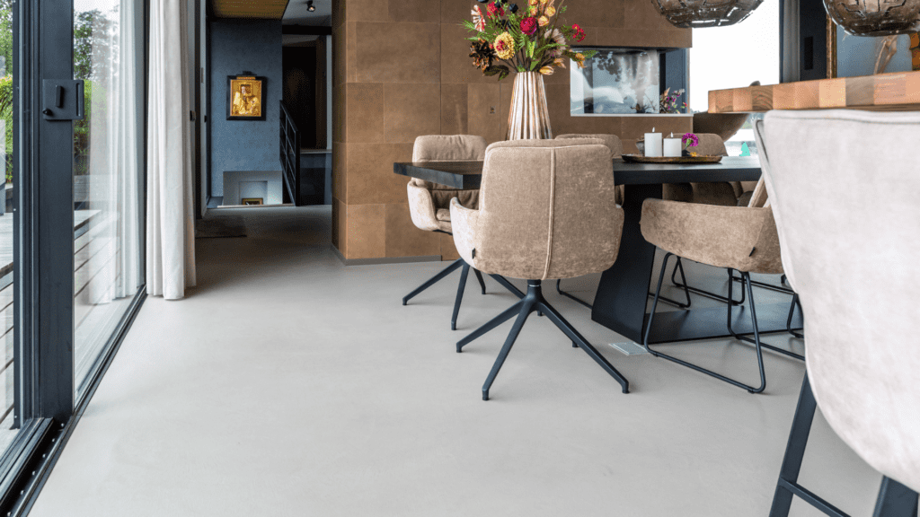 Microcementvloer in eetkamer van woonark door Motion