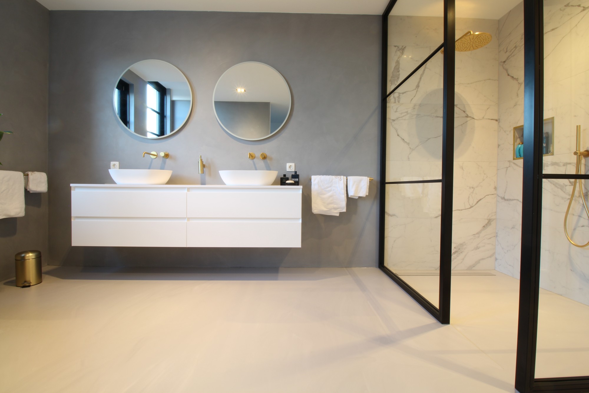 Gietvloer in badkamer met Motion Wall