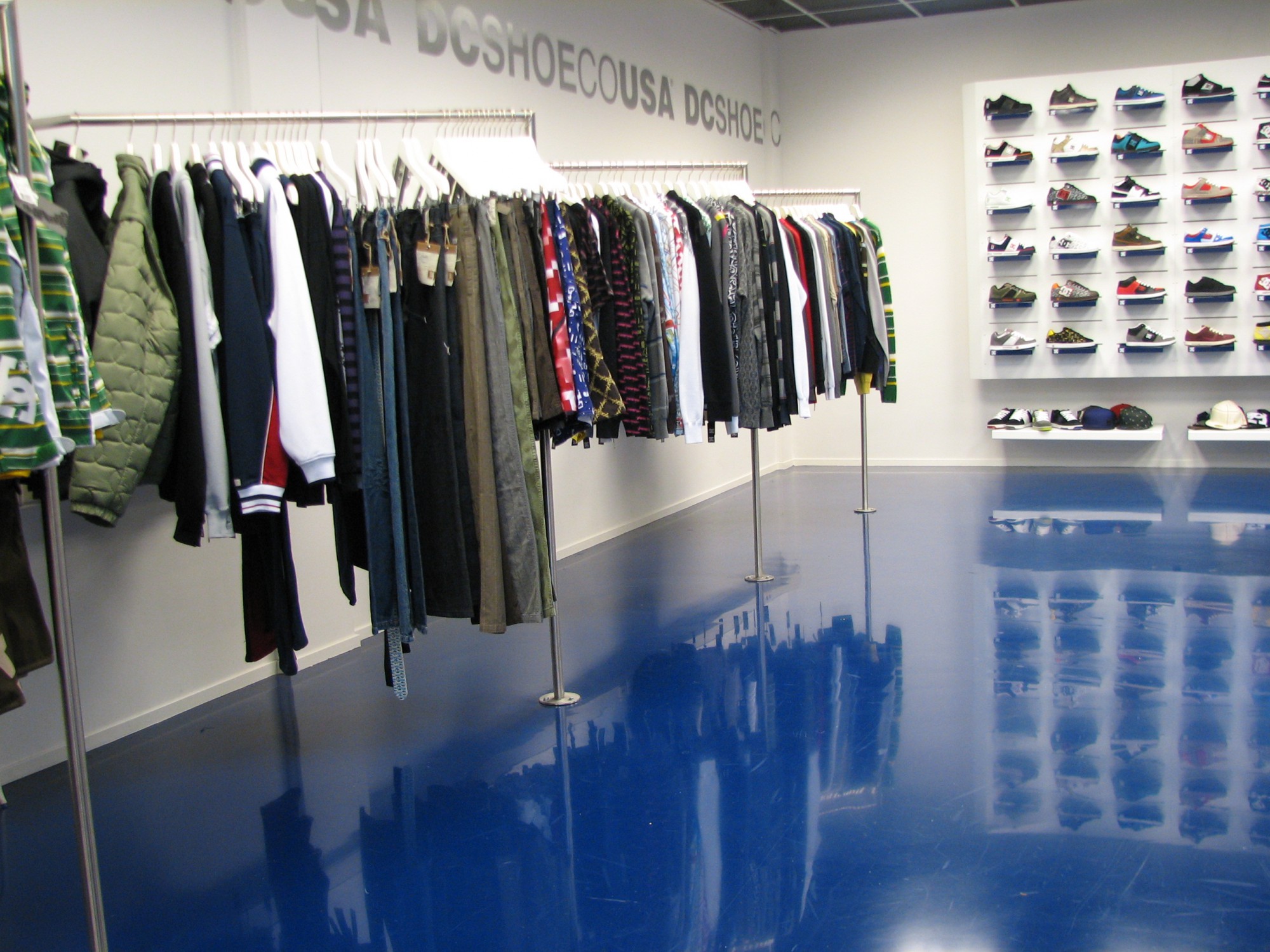 Blauwe epoxy gietvloer in winkel