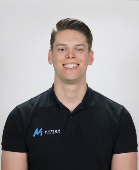 Jordi de Vos lachend op de foto