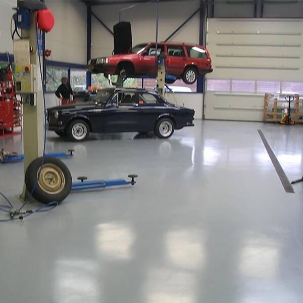 Coating gietvloer in auto werkplaats
