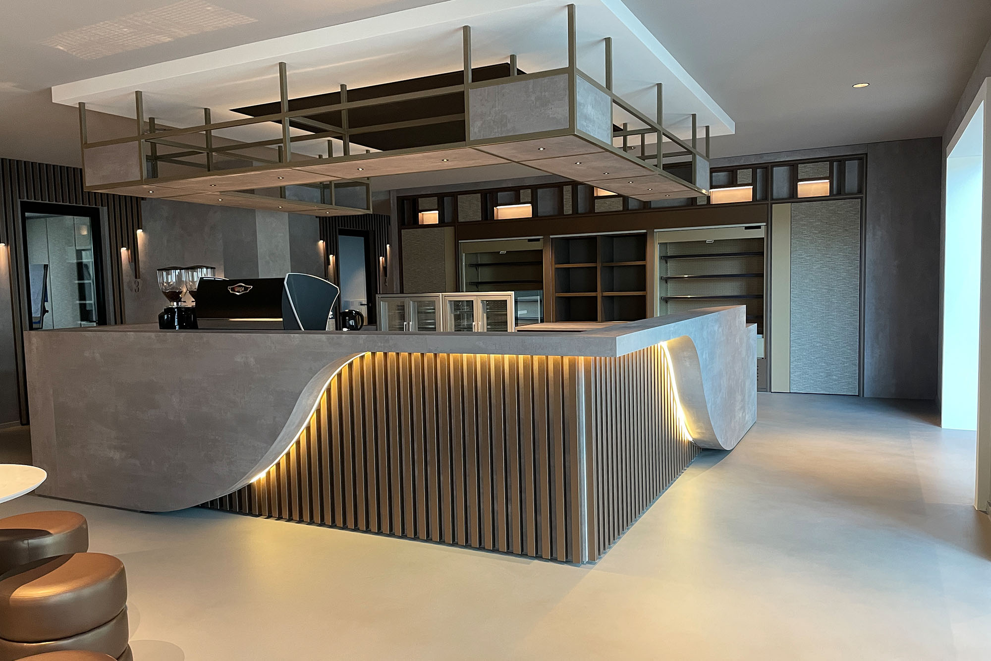 Grijze gietvloer in horeca bar