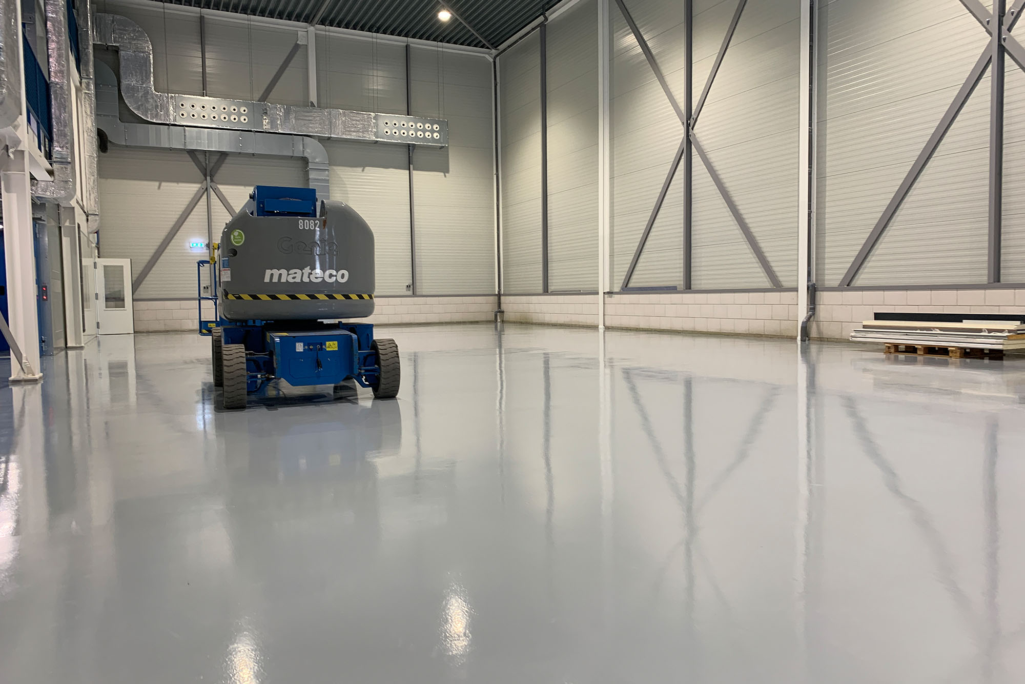 Grijze gietvloer in industriele hal