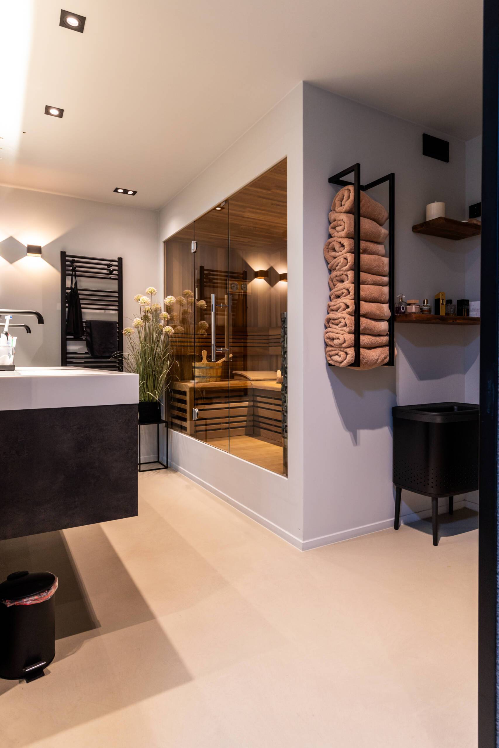 Microcementvloer in badkamer in Weesp