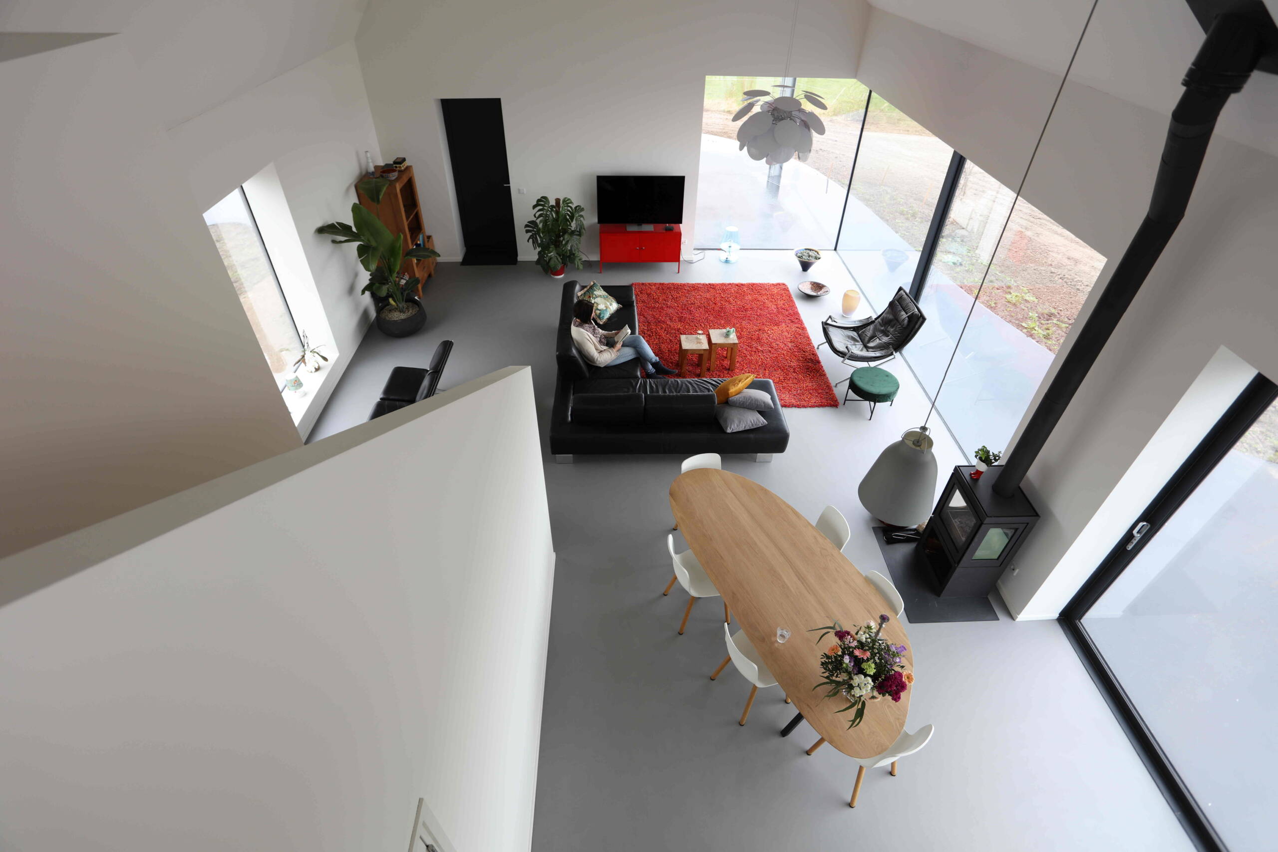 Betonlook cementgebonden gietvloer woonkamer