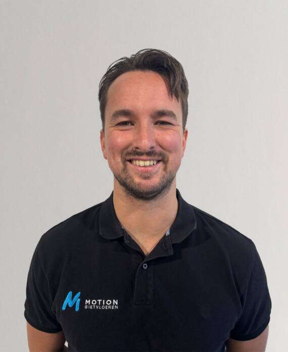 Thomas lachend op de foto