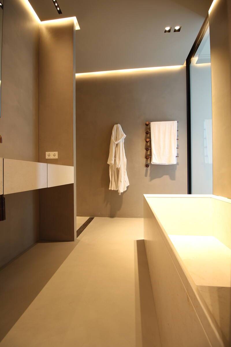 Betonlook wand en vloer wellness badkamer