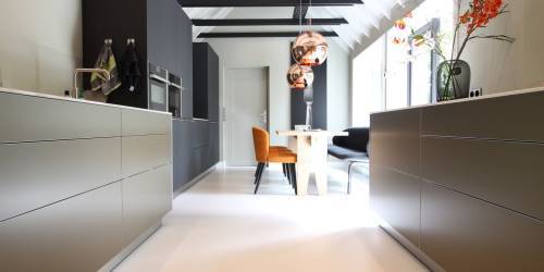 Gietvloer in betonlook interieur keuken door Motion