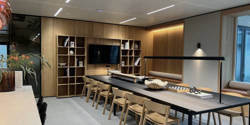 Woonbeton bij eettafel in high end kantoorpand door Motion